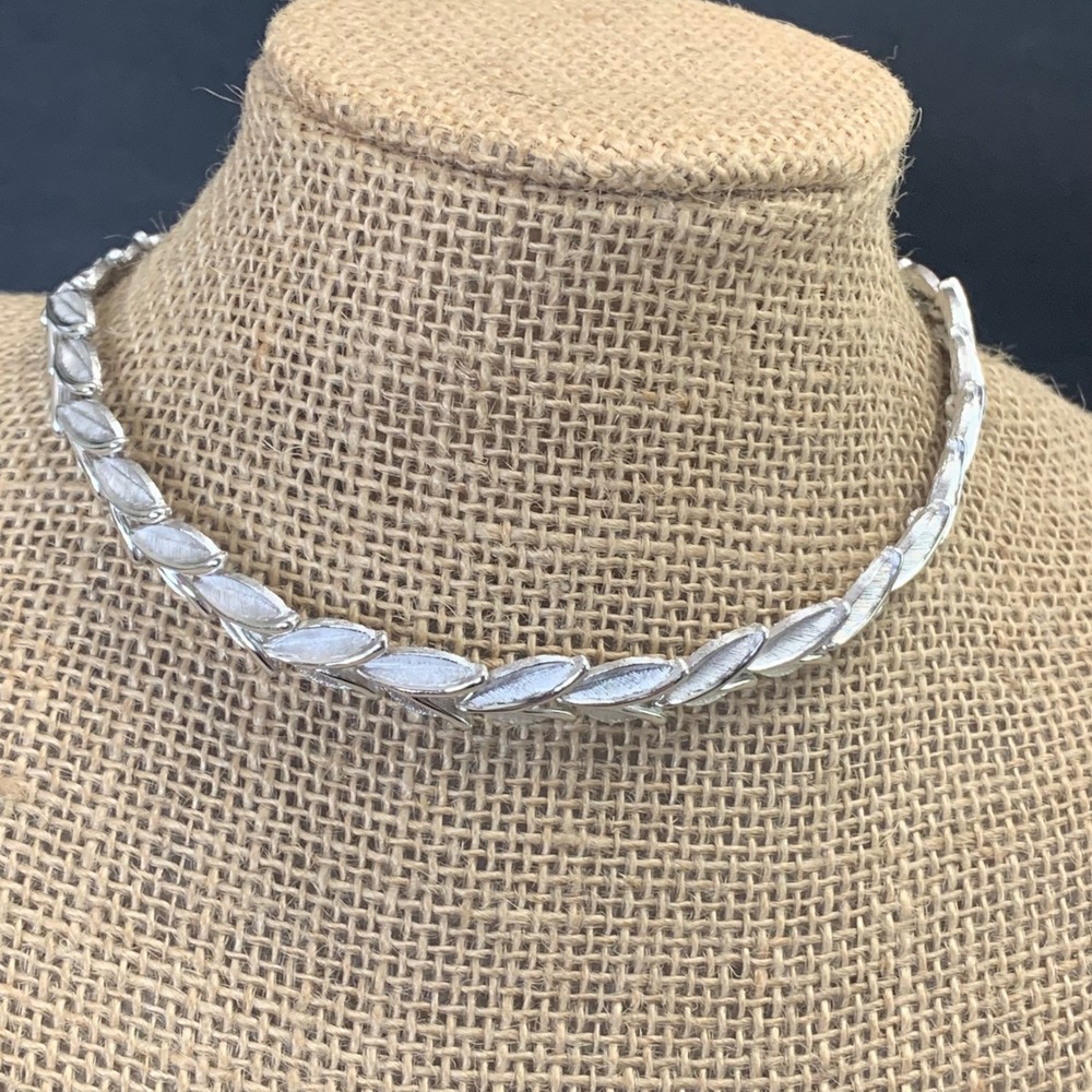 Vintage Trifari Silver Tone Textured Leaf Link Choker Necklace 14 Inch 4792